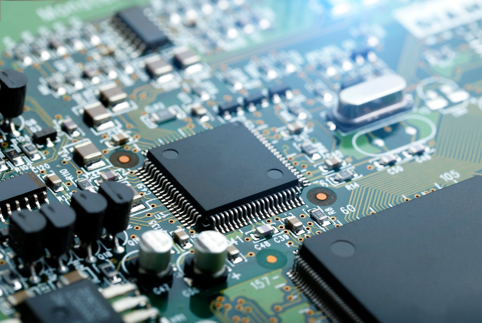 primer-plano-placa-circuito-electronico-cpu-microchip-componentes-electronicos-fondo